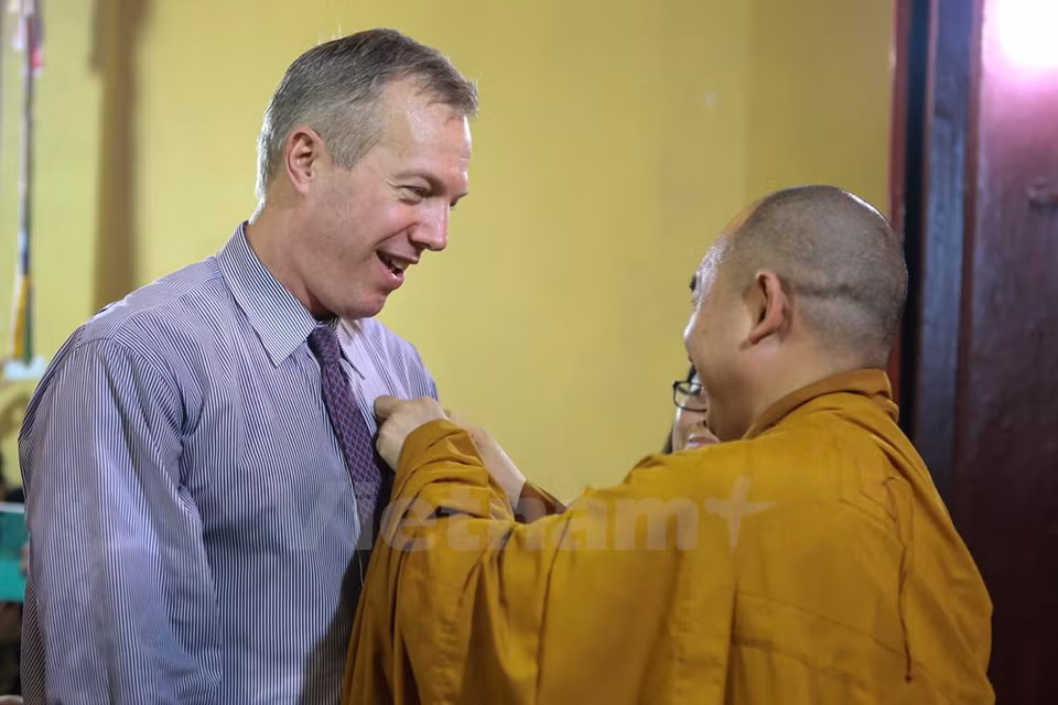 Lors de la fête, pour exprimer leur admiration et leur gratitude envers leurs mères, les Vietnamiens, portent une rose sur leurs habits – rouge si leurs parents sont en vie, blanche s’ils sont décédés. 