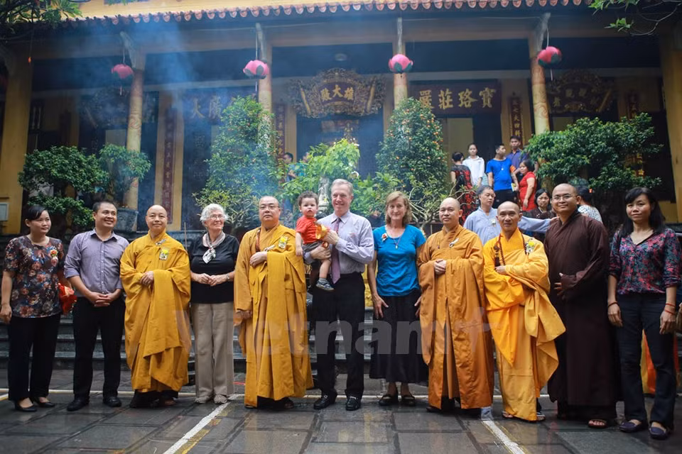 L'ambassadeur américain, sa mère, sa sœur, son fils et des bonzes de la pagode Quan Su. 