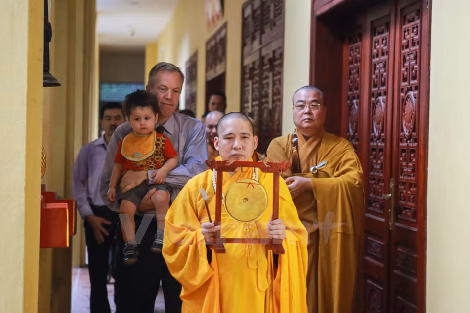 ​C'était la première fois qu'un ambassadeur américain assistait à la fête de Vu Lan dans la pagode Quan Su. 