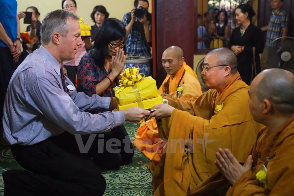 L'ambassadeur Ted Osius offre des cadeaux aux bonzes selon les rites. 