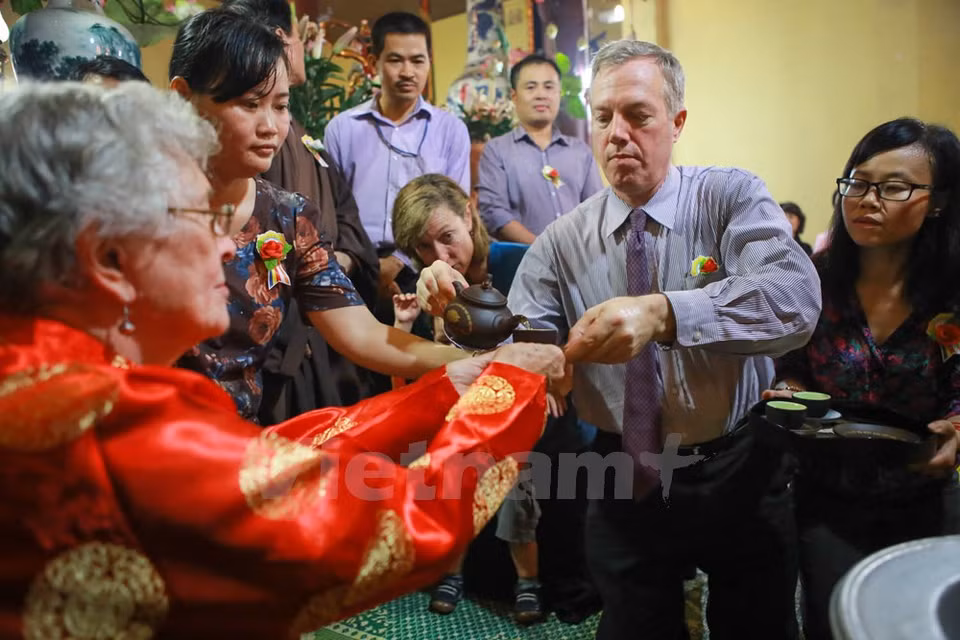 L'ambassadeur offre une tasse de thé à sa mère. 