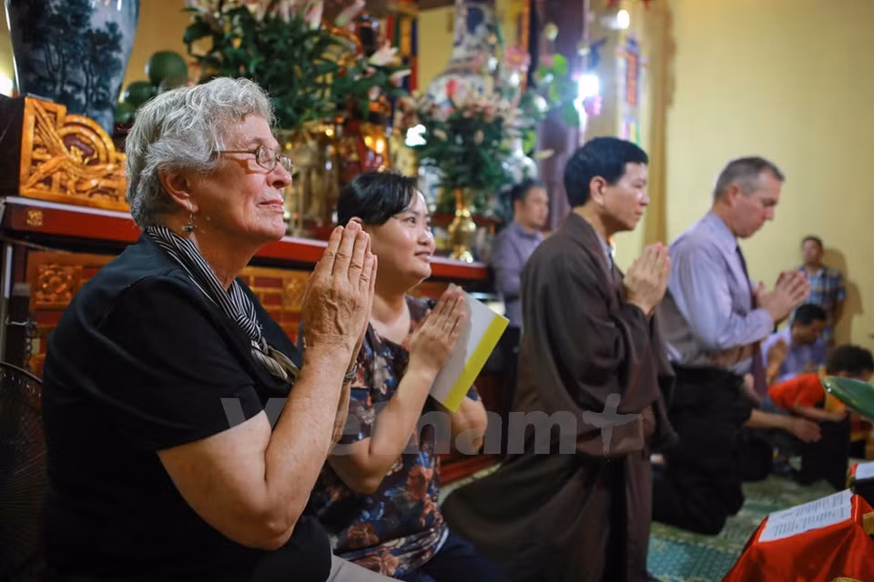La mère de l'ambassadeur américain participe aussi à cette fête qui ​est une occasion de se souvenir des ancêtres et d'exprimer le respect envers les grands-parents et parents. 