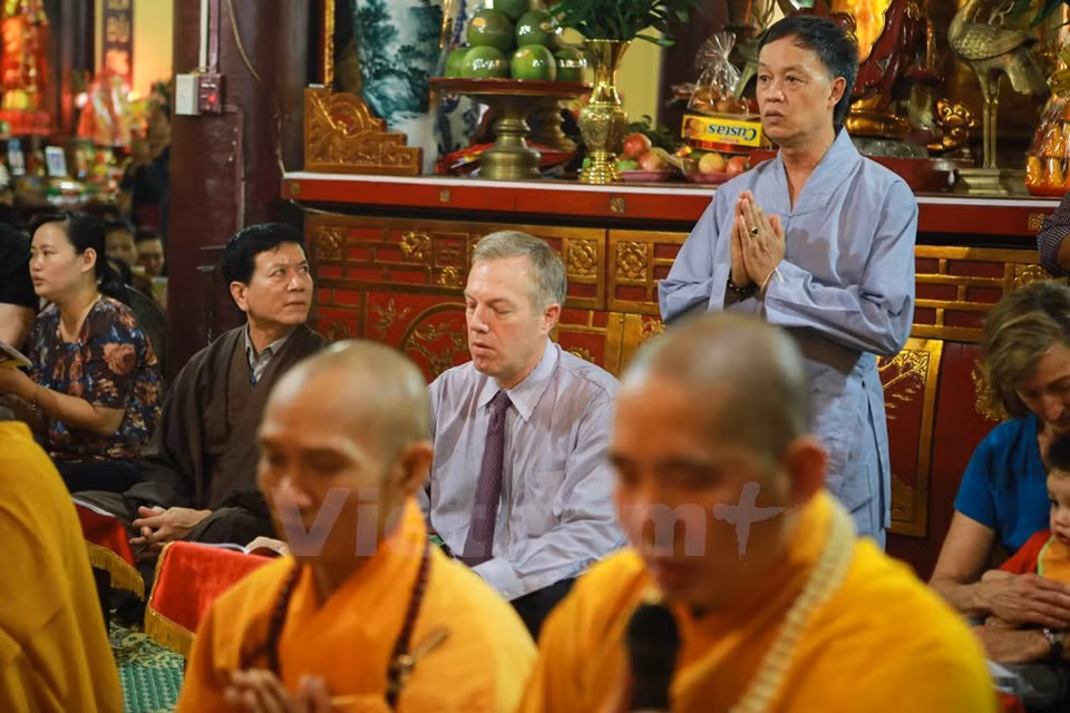 Les bonzes de la pagode Quan Su prient pour solliciter la santé et la chance pour l'ambassadeur américain mais aussi pour le développement des relations entre le Vietnam et les Etats-Unis. 