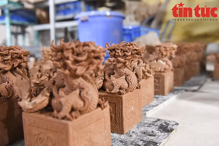 Chaque produit est fabriqué par cinq artisans dont chacun assume une étape de production.