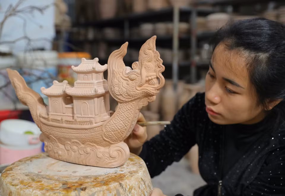 Le produit en céramique "Ngu Long Khanh Hoi" reprend l'idée du roi Ly Cong Uan (974 – 1028) chevauchant un bateau-dragon pour admirer les magnifiques paysages du Dai Viet (nom d’autrefois du Vietnam).
