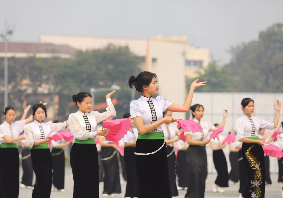 Jeunes participant à une danse xoè.
