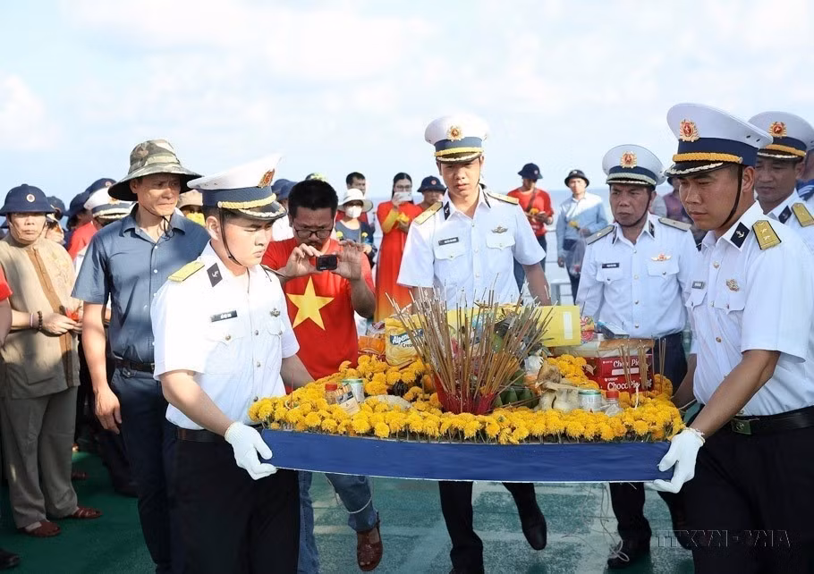 Un groupe de travail comprenant 47 Vietnamiens d'outre-mer de 22 pays et près de 200 délégués, organise une cérémonie en mer pour commémorer les soldats tombés à Truong Sa. Photo : VNA 