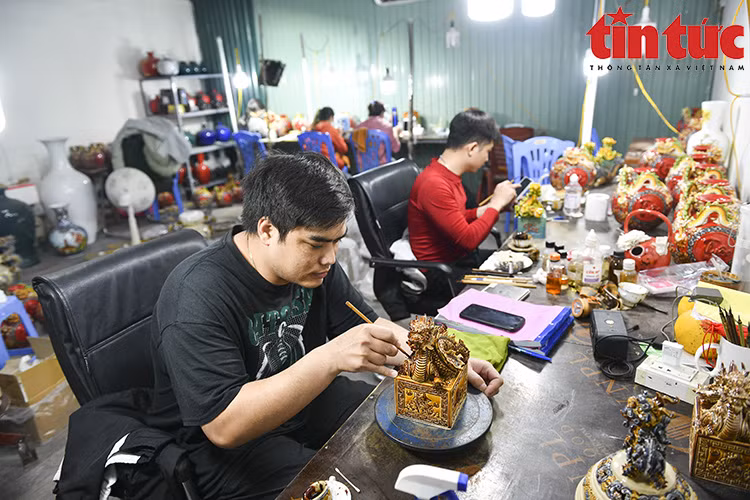 En moyenne, chaque artisan perd de 8 à 10 heures pour produire de 4 à 5 sceaux de dragon plaqués d’or. 