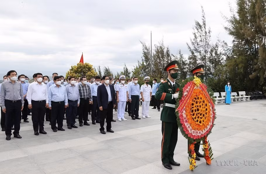 Le 12 mars 2022, le Premier ministre Pham Minh Chinh se rend au Mémorial des soldats de Gac Ma (commune de Cam Hai Dong, district de Cam Lam, province de Khanh Hoa, Centre). Photo : VNA 