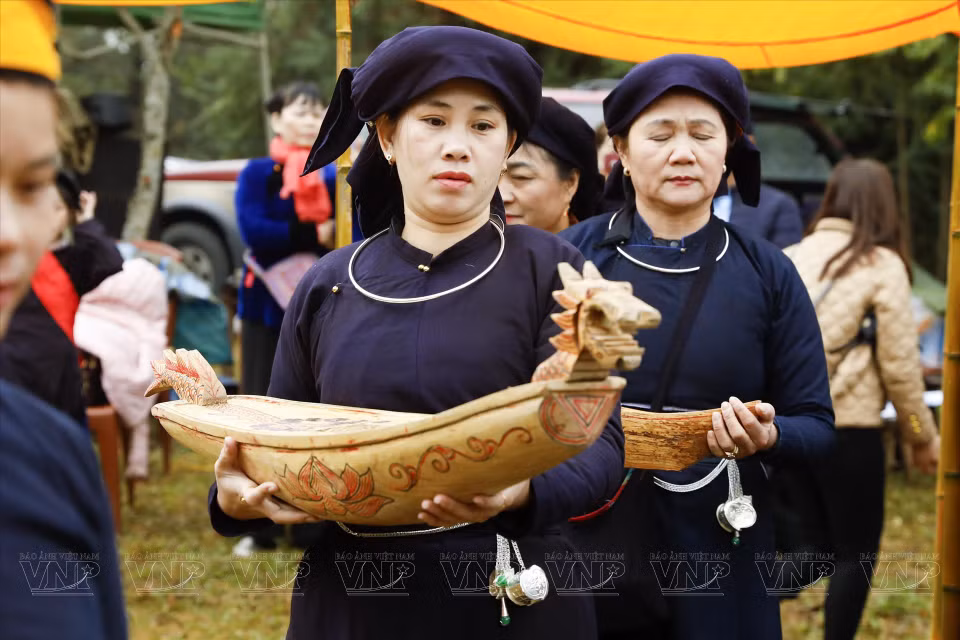 De petites barques en bois utilisées lors du festival de Nang Hai. 