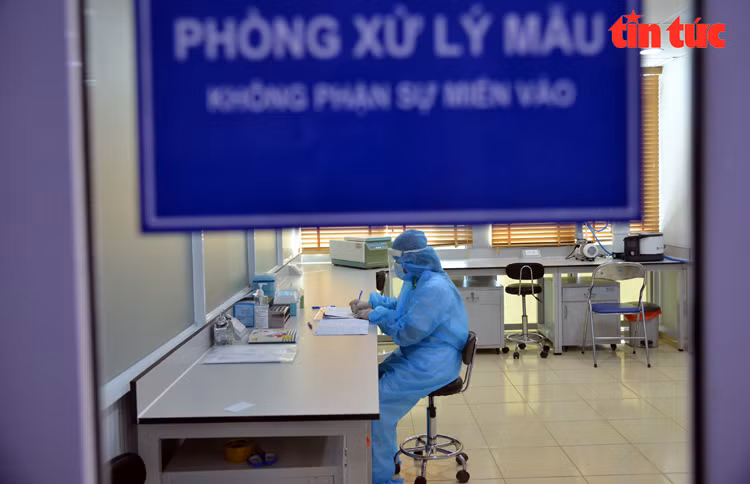 Zone de traitement des échantillons d'une antenne du Centre tropical Vietnam-Russie à Ho Chi Minh-Ville. Photo: VNA