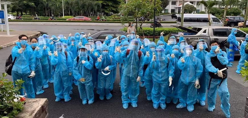 Des étudiants de l'Université de médecine Pham Ngoc Thach sont prêts rejoindre à la "ligne de front" dans la lutte contre le COVID-19, qui place une pression intense sur le personnel médical de la mégapole du Sud ces derniers jours. Photo: VNA