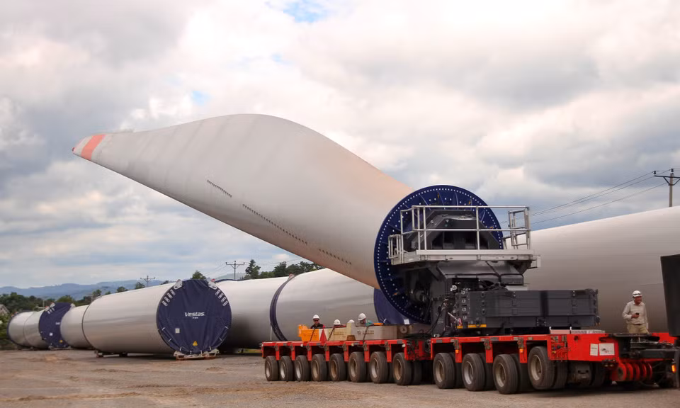 Des blade-lifters FTV550 importés d’Allemagne pour le projet de la centrale éolienne de Liên Lâp, dans le district de Huong Hoa, de la province de Quang Tri. Photo : VNA