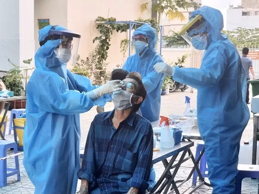 Prélèvement d'échantillons pour tests diagnostiques du COVID-19 dans le 3e quartier du 4e arrondissement. Photo: VNA