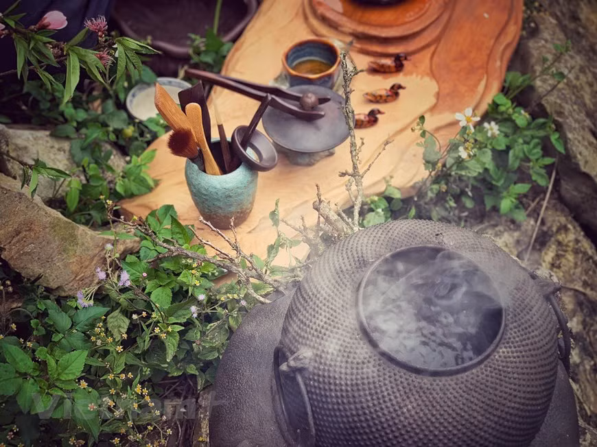 Le thé, trà en vietnamien, est une boisson traditionnelle que l’on consomme depuis des siècles au Vietnam. Dégusté chaud ou glacé, le thé est notamment servi à la fin des repas. On le prépare également à l’occasion de cérémonies du thé et on le déguste nature, sans sucre ni lait. Au Vietnam, le thé est considéré depuis longtemps comme ayant des vertus thérapeutiques. Il est également consommé pour ses effets bénéfiques sur la santé (antioxydant, stimulant, contribuant à une bonne digestion). Associé à des fleurs locales telles que dans le thé vietnamien aux fleurs de lotus ou travaillé d’une manière particulière comme les thés blancs ou les thés sombres, ses bienfaits sur la santé vont être différents selon les thés. Photo: Vietnamplus