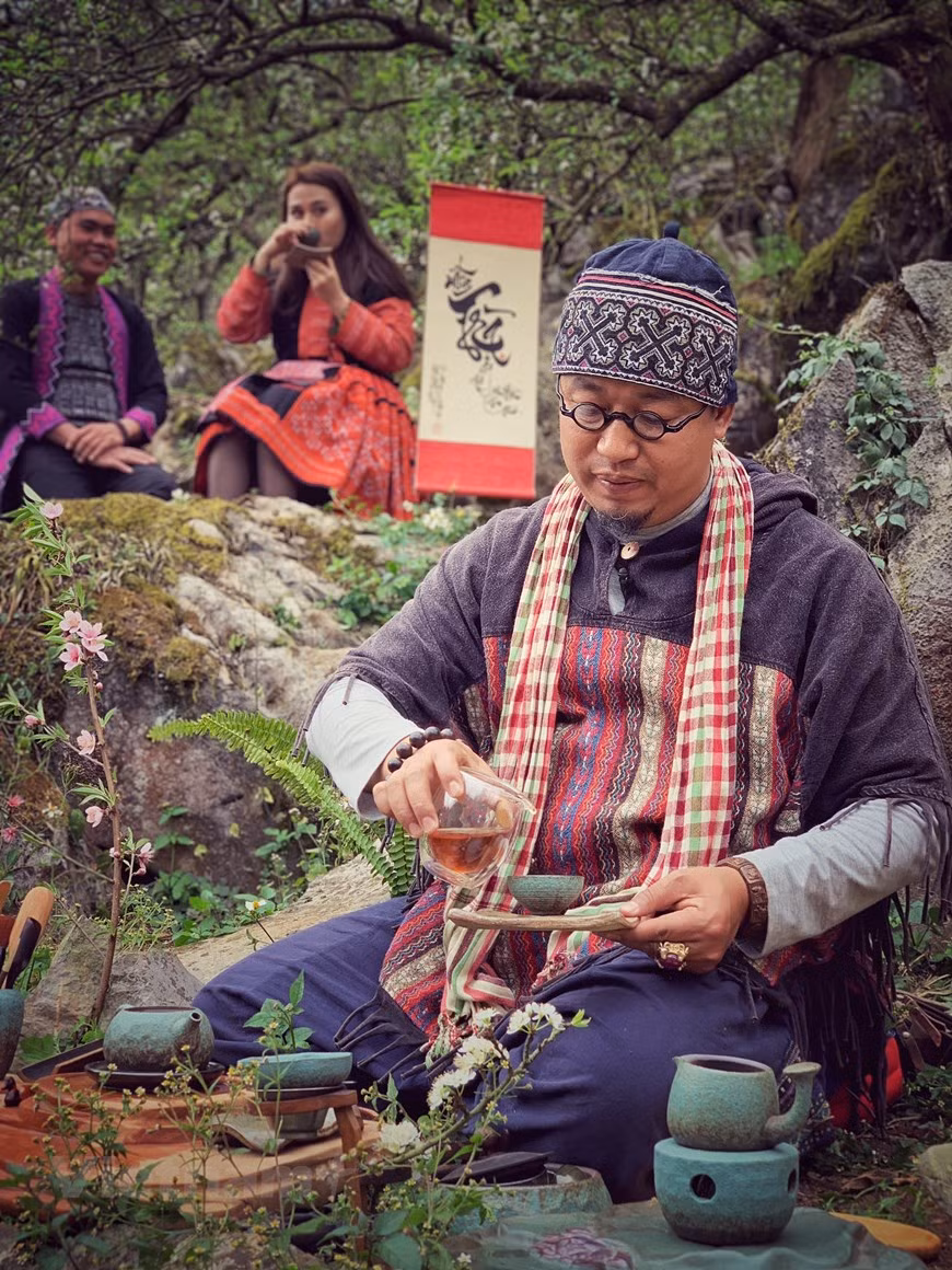 Le parcours professionnel de Nguyên Cao Son est digne d’admiration. "Auparavant, le thé Viêt semblait inconnu à l’extérieur du pays. Parfois, lors de voyages de travail en Chine, je trouvais des paquets de thé vietnamien en vente sur lesquels était apposée l’étiquette d’une marque chinoise quelconque. En tant qu’expert en thé, j’étais triste de voir cela. En effet, il y a chaque jour une grande quantité de thé brut vietnamien qui passe la frontière à Lang Son et Hà Giang pour entrer en Chine. Le thé y est traité, avant d’être empaqueté et vendu par une marque chinoise. Constater cela m’a fait réfléchir", se rappelle-t-il. Photo: Vietnamplus