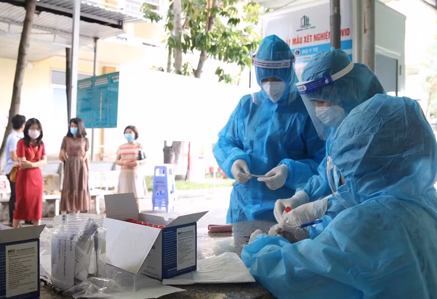 Les étudiants en médecine se préparent à prélever des échantillons pour les tests de dépistage du coronavirus chez des habitants dans le 3e quartier du 3e arrondissement. Photo : VNA