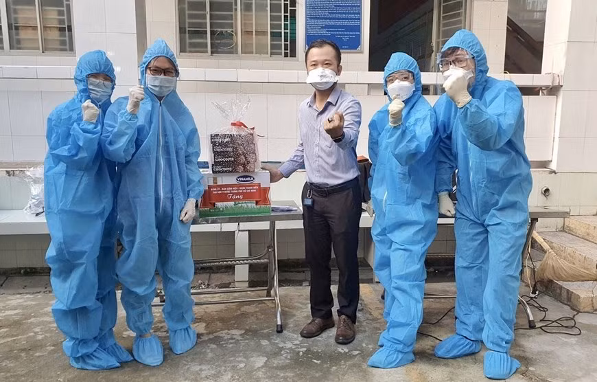 Sur un site de prélèvement d'échantillons pour les test de dépistage du coronavirus dans le quartier de Binh Tri Dong B, arrondissement de Binh Tan. Photo : VNA