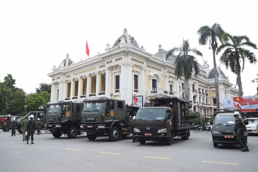 Une désinfection à grande échelle est effectuée depuis le 26 juillet dans certains endroits des arrondissements de Hoan Kiem, Hai Ba Trung, Dong Da, Hoang Mai et des districts de Quoc Oai, Chuong My, Thach That pour empêcher la propagation du coronavirus. Photo: Vietnam+