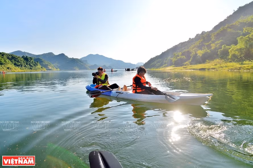 Canaö sur le lac de Hoà Binh.