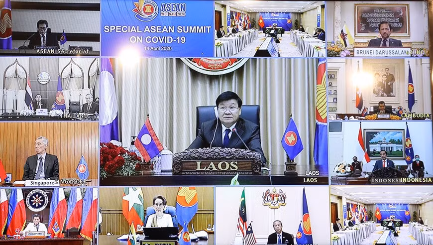 ...du Premier ministre laotien Thongloun Sisoulith...
