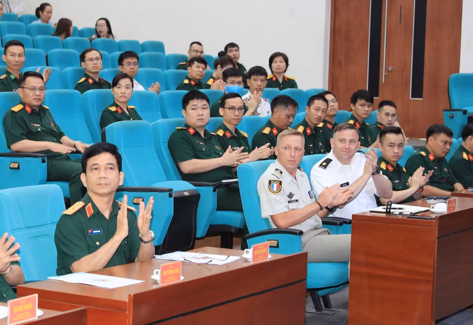 Le général de brigade Hoang Kim Phung (1er de gauche), chef du Département des opérations du maintien de la paix du Vietnam et des experts européens lors de la cérémonie d'ouverture du cours. Photo: VNA.