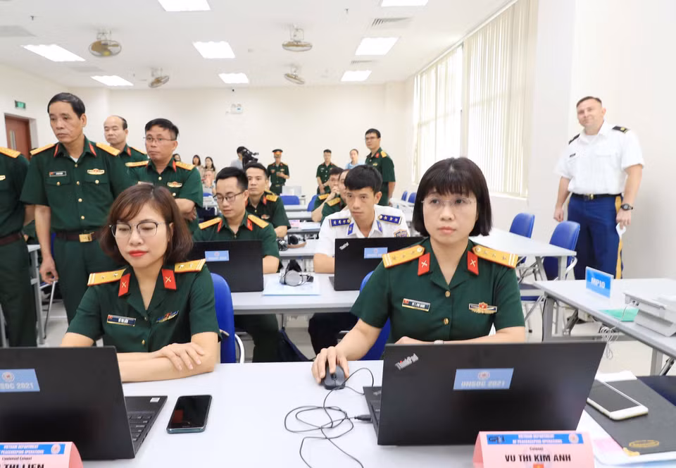 Des stagiaires participant au cours. Photo: VNA