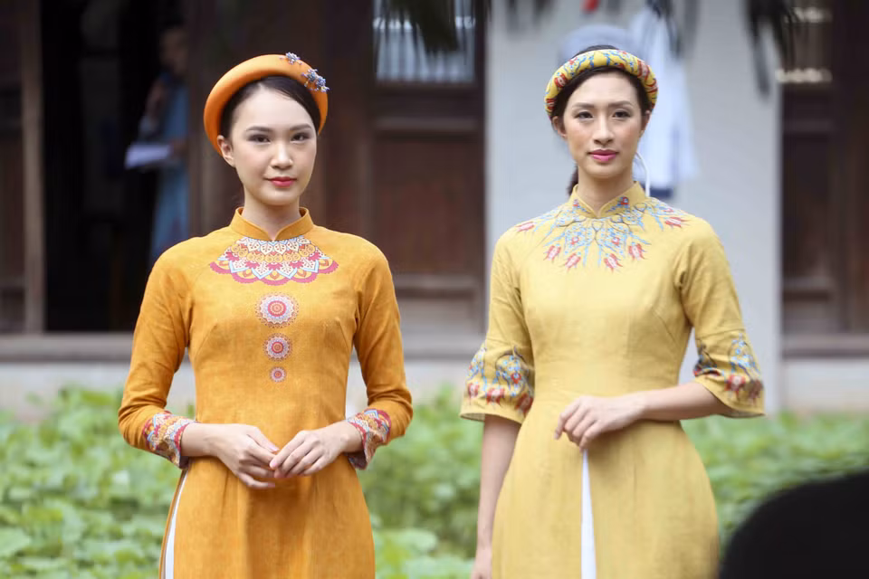 Des ao dai présentés dans le cadre du programme "Ao Dai Cua Chung Ta" . Photo: VNA