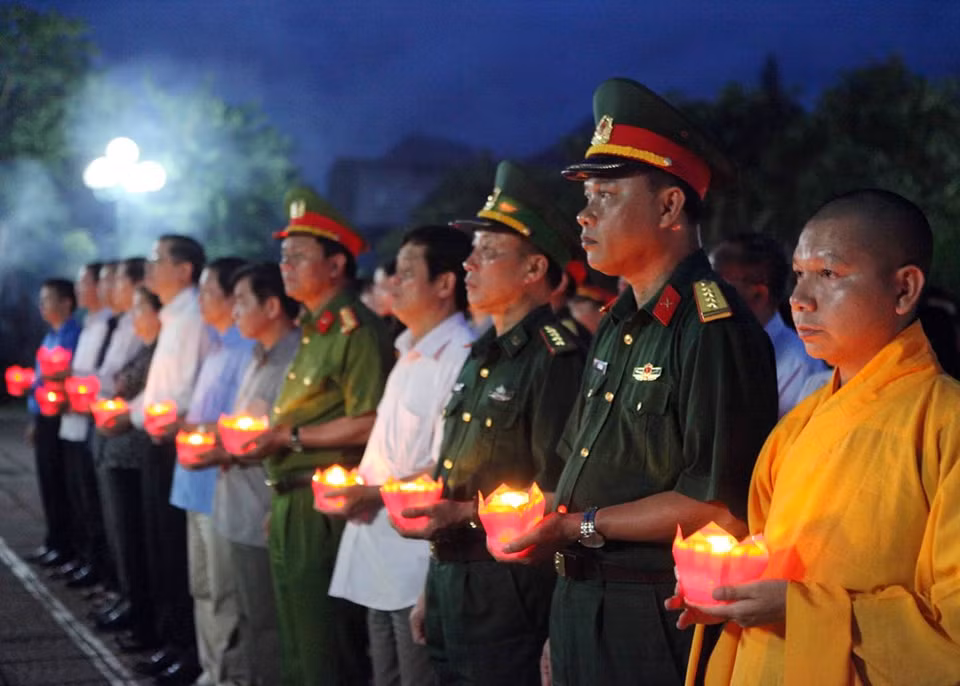 Les autorités de Lai Chau, les responsables militaires locaux et les moines rendent hommage aux soldats tombés au combat lors d'une cérémonie commémorative tenue le 26 juillet. 