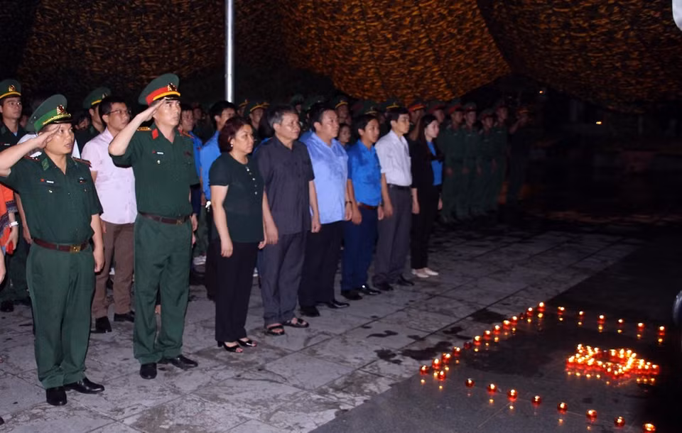 Une cérémonie commémorative est organisée pour les soldats tombés au combat au cimetière des martyrs de la prison de Son La, dans la province montagneuse de Son La (Nord), le 26 juillet.