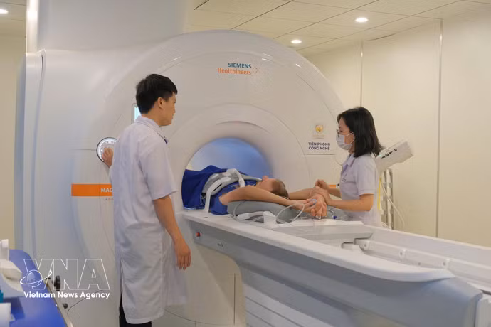 Un patient étranger subit une échographie dans un hôpital privé de la ville de Dà Nang. Les touristes médicaux se rendant au Vietnam sont souvent des Vietnamiens d’outre-mer ainsi que des visiteurs venus du Cambodge, du Laos, de la République de Corée, du Japon, d’Australie et de plusieurs pays européens. Photo : VNA