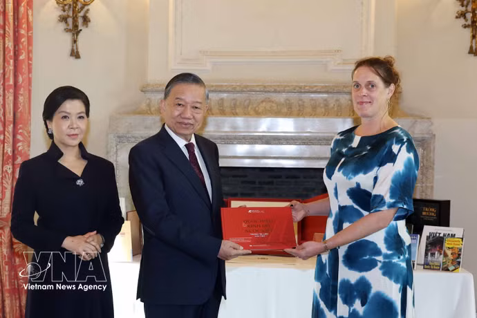 Le secrétaire général et président vietnamien Tô Lâm et son épouse font don d’ouvrages à la Bibliothèque royale de Belgique. Photo: VNA