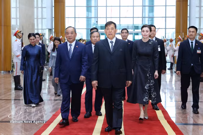 Le roi Maha Vajiralongkorn Phra Vajiraklaochaoyuhua et la reine Suthida Bajrasudhabimalalakshana de Thaïlande à leur arrivée à l’aéroport international de Nôi Bài, à Hanoi, le 14 septembre Photo: VNA