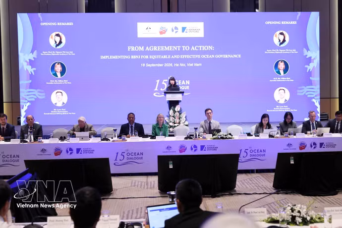 La prof. associée-Dr Nguyên Thi Lan Anh, vice-présidente de l’Académie diplomatique du Vietnam, prononce le discours d’ouverture du 15e Dialogue sur les océans, à Hanoi, le 18 septembre. Photo : VNA.
