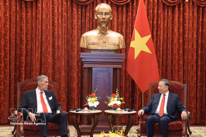 Le secrétaire général du Parti communiste du Vietnam et président vietnamien Tô Lâm (à droite) et le secrétaire général du Mouvement de la gauche unie (MIU) de la République dominicaine, Miguel Mejía, à Hanoi, le 26 octobre. Photo : VNA