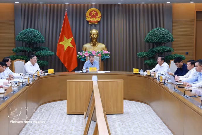 Le Premier ministre Lê Minh Hung (au centre) préside la réunion visant à faire le point sur la mise en œuvre des projets de transport clés et à accélérer leur décaissement de fonds, à Hanoi, le 22 septembre. Photo : VNA