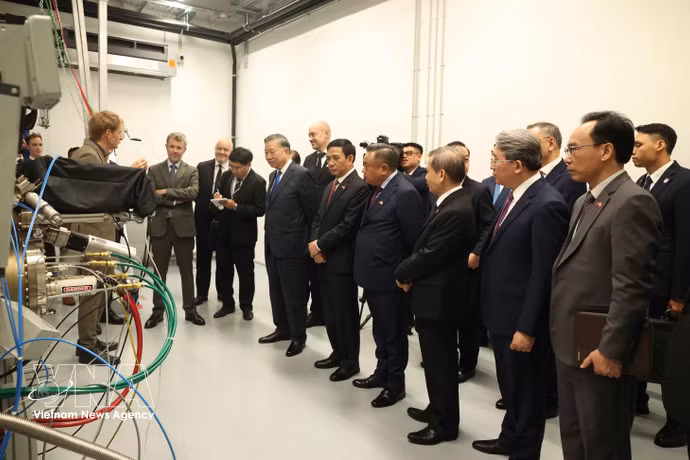 Le secrétaire général et président Tô Lâm visite l’Institut Niels Bohr de l’Université de Copenhague dans le cadre de sa visite d’État au Danemark. Photo: VNA