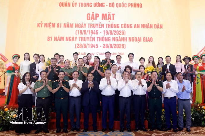 Le secrétaire général du Parti communiste du Vietnam, président de la République, Tô Lâm et les délégués à la rencontre en l’honneur du 81e anniversaire des Journées traditionnelles de la Sécurité publique populaire (19 août 1945 – 2026) et du secteur diplomatique (28 août 1945 – 2026). Photo : VNA