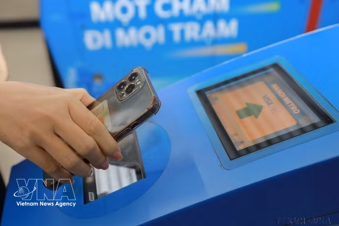 Système de billetterie automatisé intégrant l'identification et l'authentification électroniques, la reconnaissance biométrique et le paiement sans espèces pour les passagers du métro Cat Linh – Hà Dông. Photo : VNA