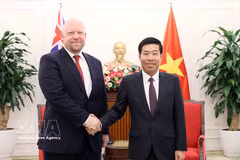 Le vice-ministre des Affaires étrangères Nguyen Manh Cuong (droite) et son homologue néo-zélandais Grahame Morton. Photo: VNA