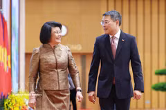 Le Premier ministre Le Minh Hung et la présidente de l'Assemblée nationale cambodgienne, Samdech Khuon Sudary. Photo: VNA