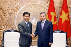 Le secrétaire général du Parti et président vietnamien, To Lam, reçoit le président de la Cour populaire suprême du Laos, Phayvy Syboualypha. Photo: VNA