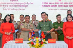 Lors de la cérémonie de signature de l'accord de coopération entre les polices de Tay Ninh et de Svay Rieng. Photo : VNA