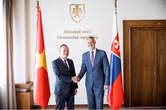 Le président du Parlement slovaque, Richard Raši et l'ambassadeur du Vietnam, Pham Truong Giang (gauche). Photo: VNA
