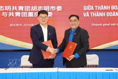 Signature du protocole d'accord de coopération entre L’antenne de l’Union de la jeunesse communiste Hô Chi Minh (UJCH) à Hô Chi Minh-Ville et le comité de la Ligue de la jeunesse communiste chinoise (LJCC) de Chongqing. Photo: VNA