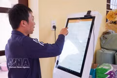 Un propriétaire de bateau de pêche à Hung Yen effectue les formalités d'entrée et de sortie du port à l'aide du logiciel électronique eCDT. Photo: VNA