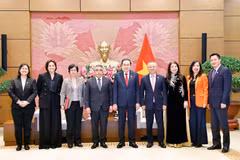 Le président de l’Assemblée nationale Tran Thanh Man (au milieu) et des délégués. PHoto: VNA