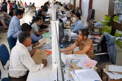 Des gens effectuent des démarches au centre de services « guichet unique » de la ville de Da Nang. Photo : VNA.