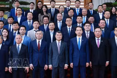 Le Premier ministre Le Minh Hung (au centre de la première ligne) et des représentants d' entreprises chinoises implantées au Vietnam. Photo: VNA