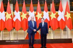 Le président de l’Assemblée nationale (AN) du Vietnam, Tran Thanh Man (droite) et le président de la Confédération suisse, Guy Parmelin. Photo: VNA